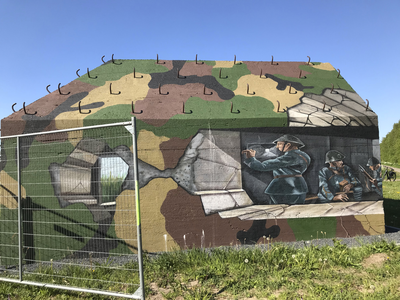 903017 Afbeelding van de bunker (groepsschuilplaats) aan de Gageldijk te Utrecht, met de in 2021 aangebrachte ...